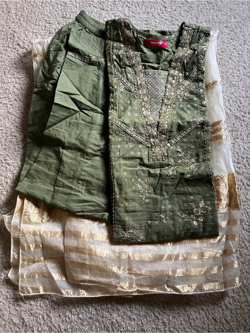 Pakistani Dress - Picture 3 of 5